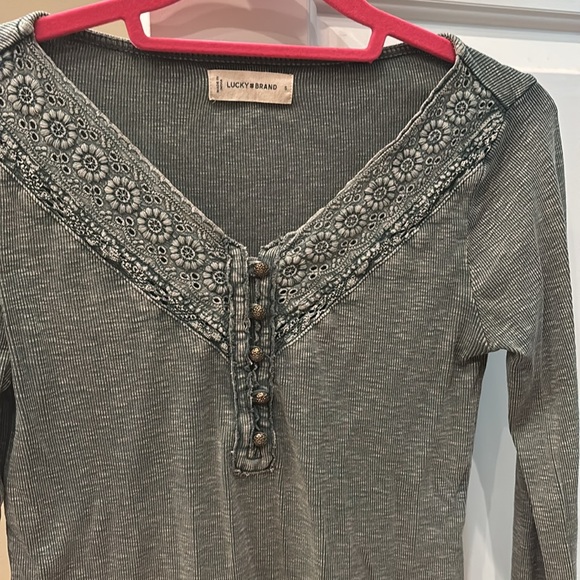 Excellent used condition lace type trim design Henley. - Picture 2 of 6